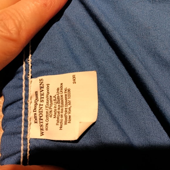 Thick Qn set  bottom/top sheet- dif sets  match great, 2 cases plus 1 extra king - Picture 5 of 6